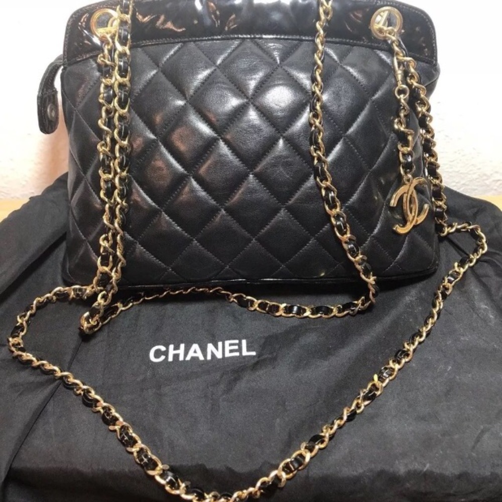 CHANEL pours